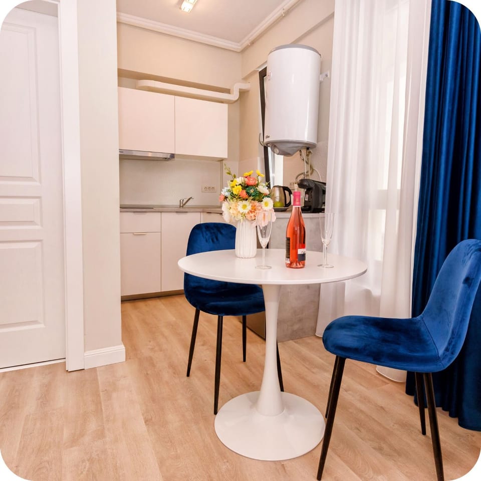 Kitchen or kitchenette, Dining area
