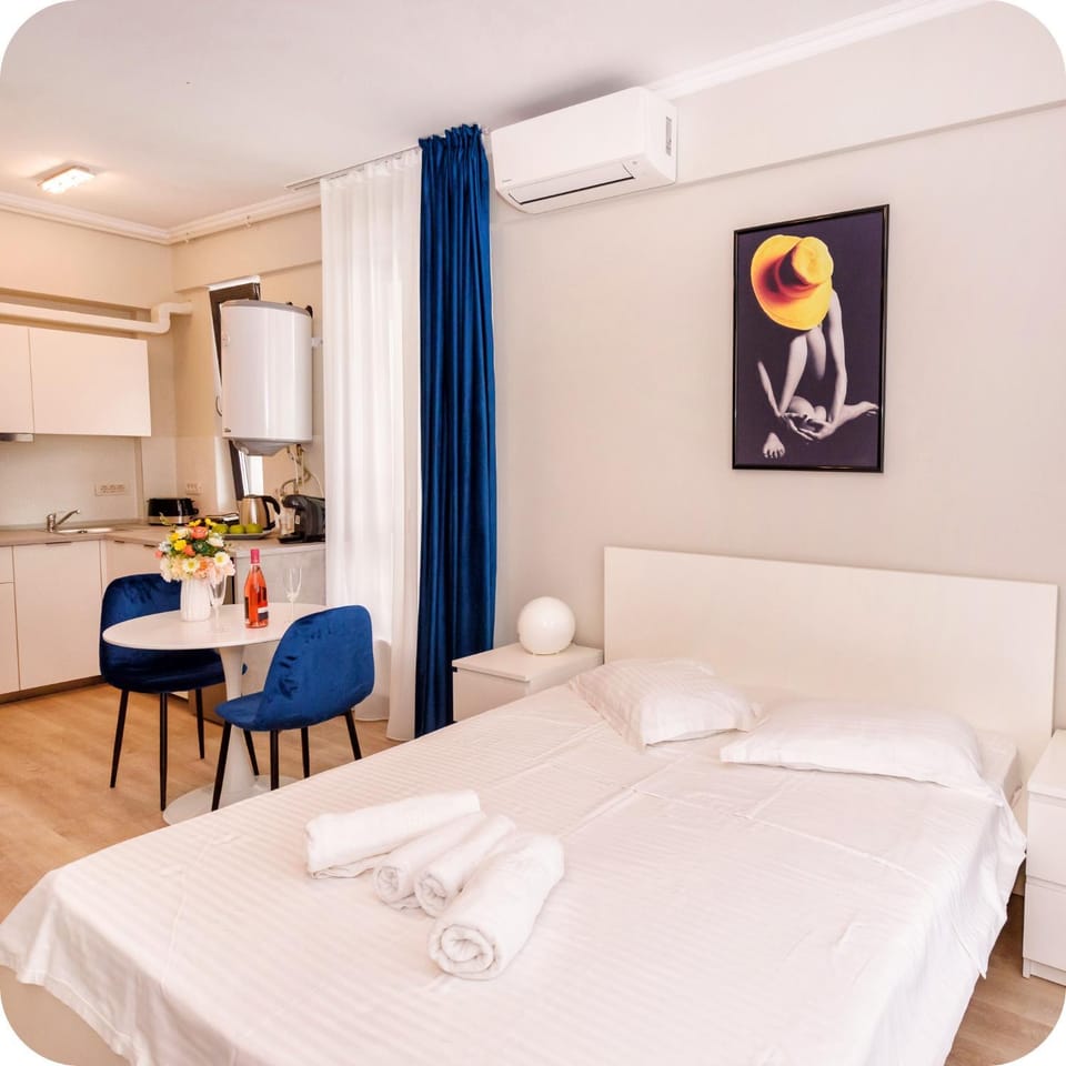 Bed, towels, air conditioner