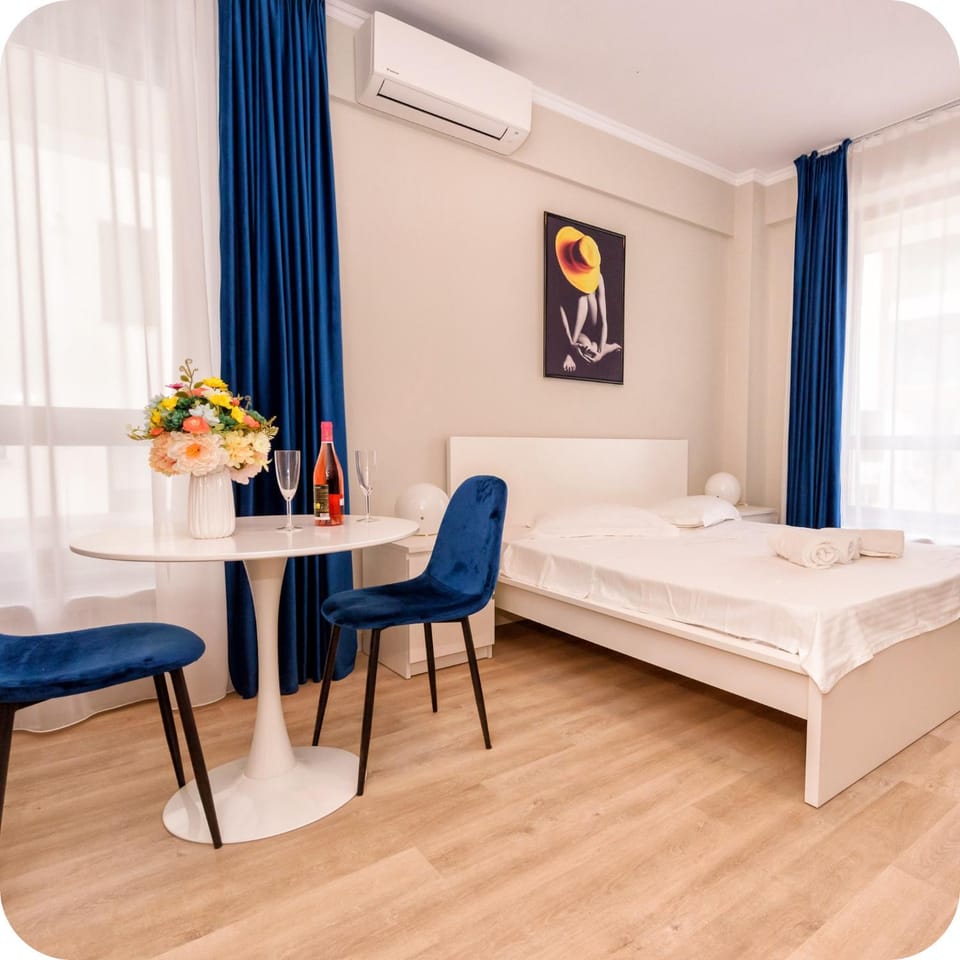 Bed, Dining area, air conditioner