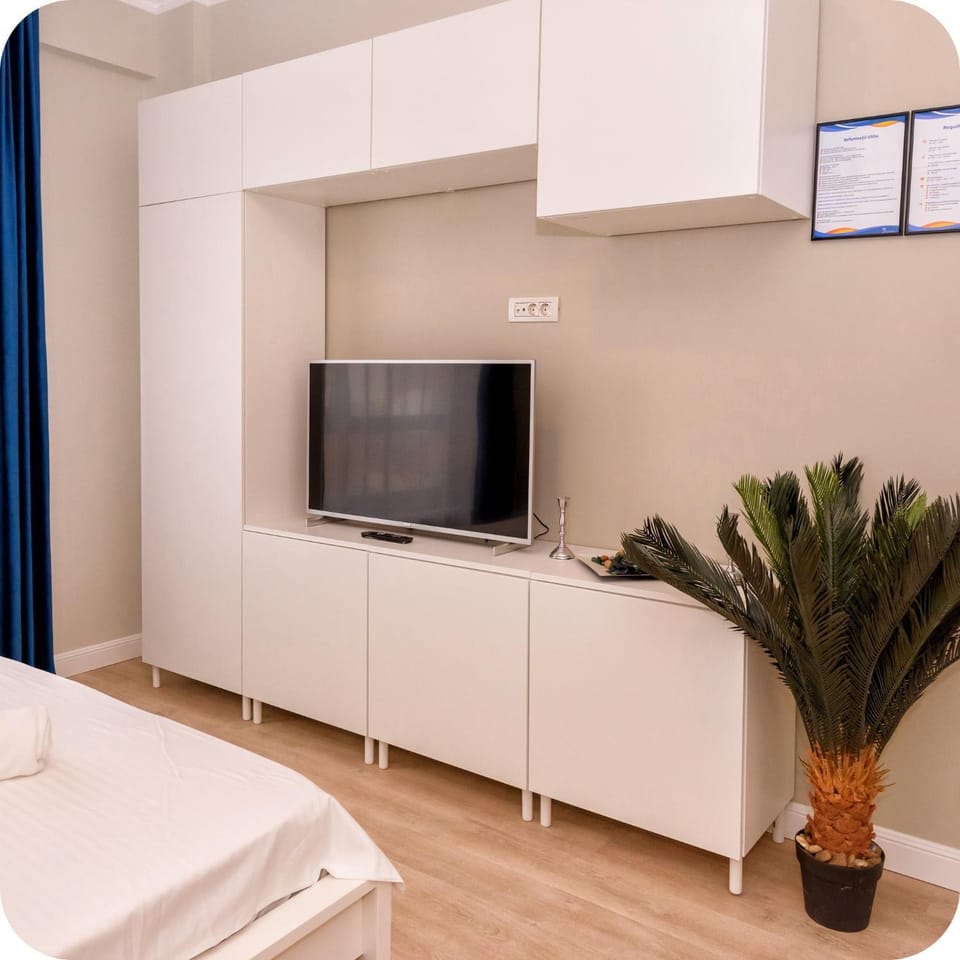 Bed, TV and multimedia, Photo of the whole room, Bedroom