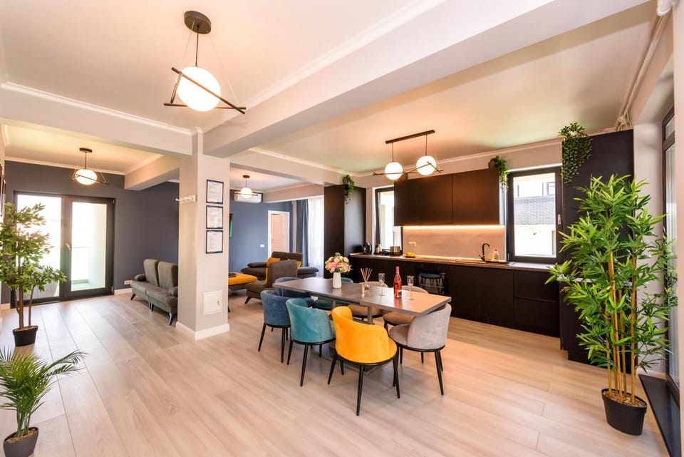 Kitchen or kitchenette, Living room, Decorative detail, Seating area, Dining area, air conditioner