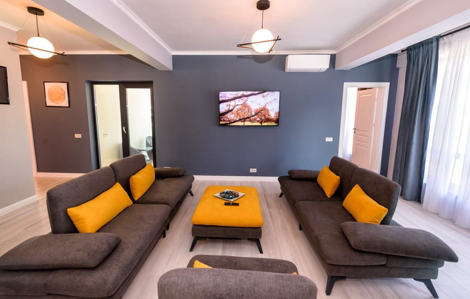Communal lounge/ TV room, TV and multimedia, Living room, Seating area, Evening entertainment