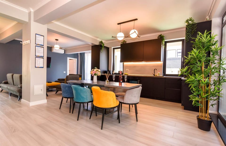 Kitchen or kitchenette, Living room, Seating area, Dining area, air conditioner