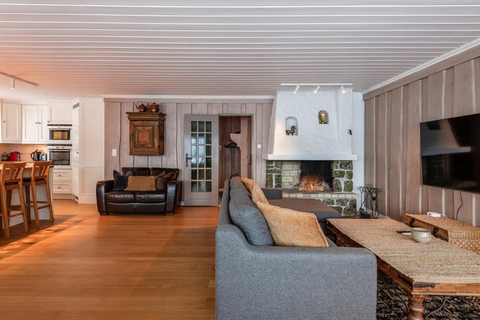 TV and multimedia, Living room, Seating area, Dining area, fireplace
