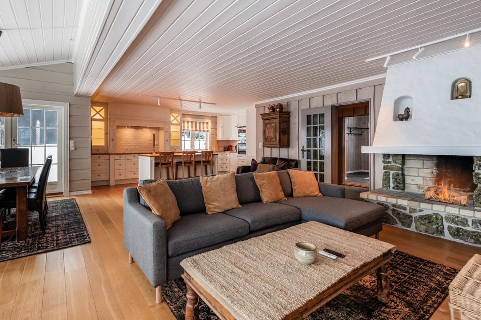 Kitchen or kitchenette, Living room, Seating area, Dining area, fireplace