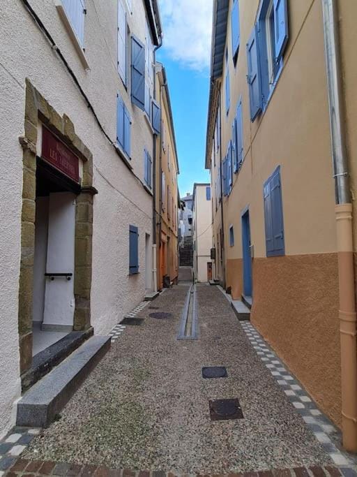 Property building, Day, Neighbourhood, City view, Street view