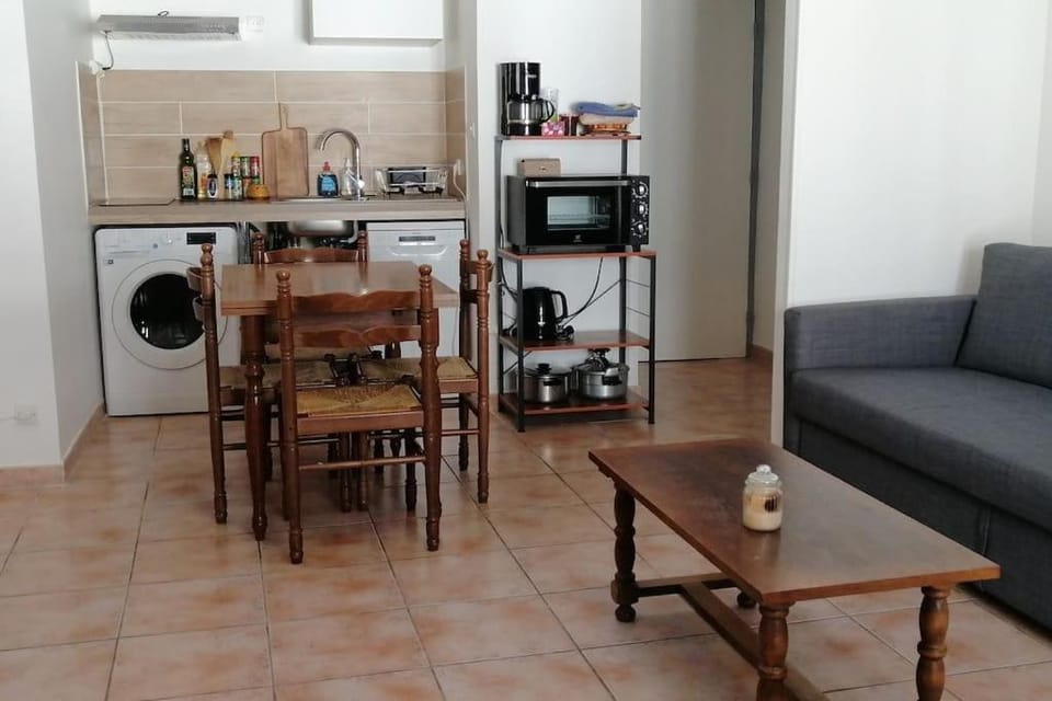 Coffee/tea facilities, Kitchen or kitchenette, Living room, Seating area, Dining area, oven, stove, toaster