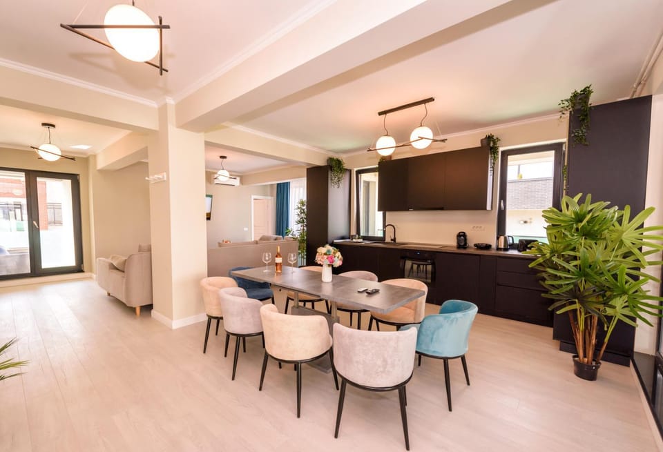 TV and multimedia, Kitchen or kitchenette, Living room, Seating area, Dining area