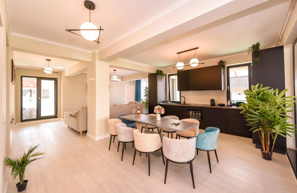 Coffee/tea facilities, Kitchen or kitchenette, Living room, Seating area, Dining area
