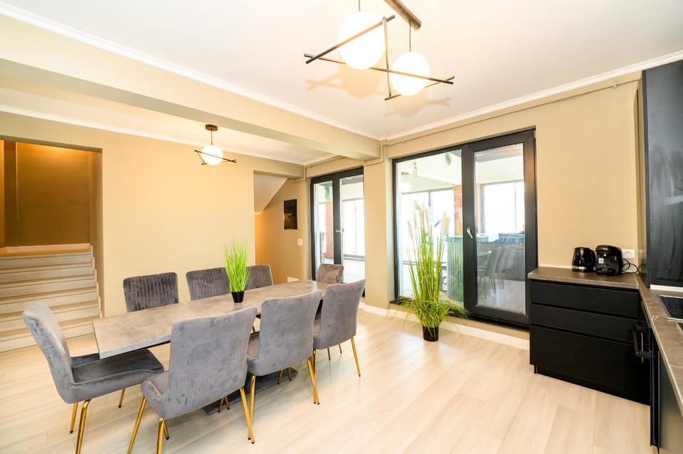 TV and multimedia, Kitchen or kitchenette, Living room, Seating area, Dining area, air conditioner