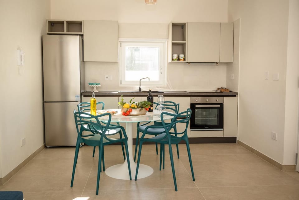 Kitchen or kitchenette, Dining area, dishwasher