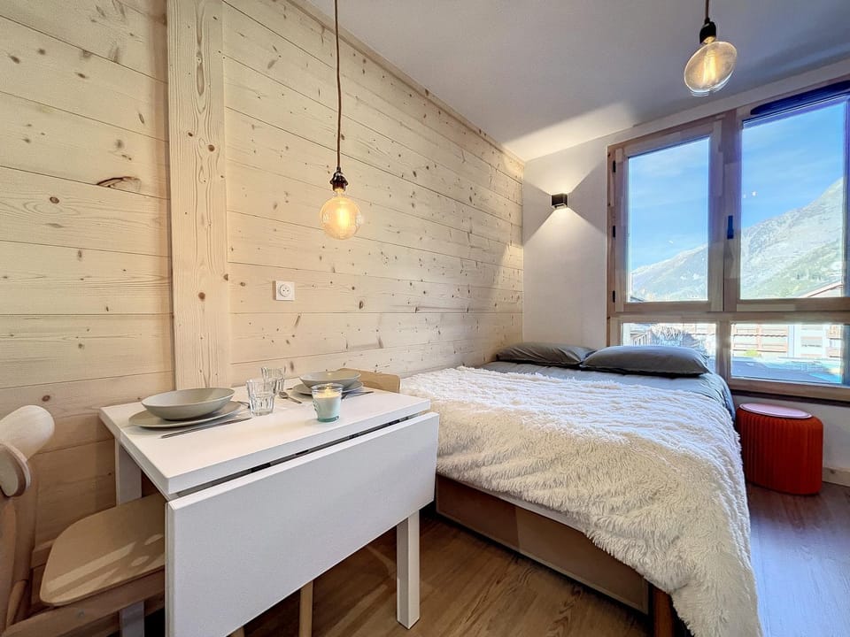 Bed, Natural landscape, Living room, Photo of the whole room, Seating area, Bedroom