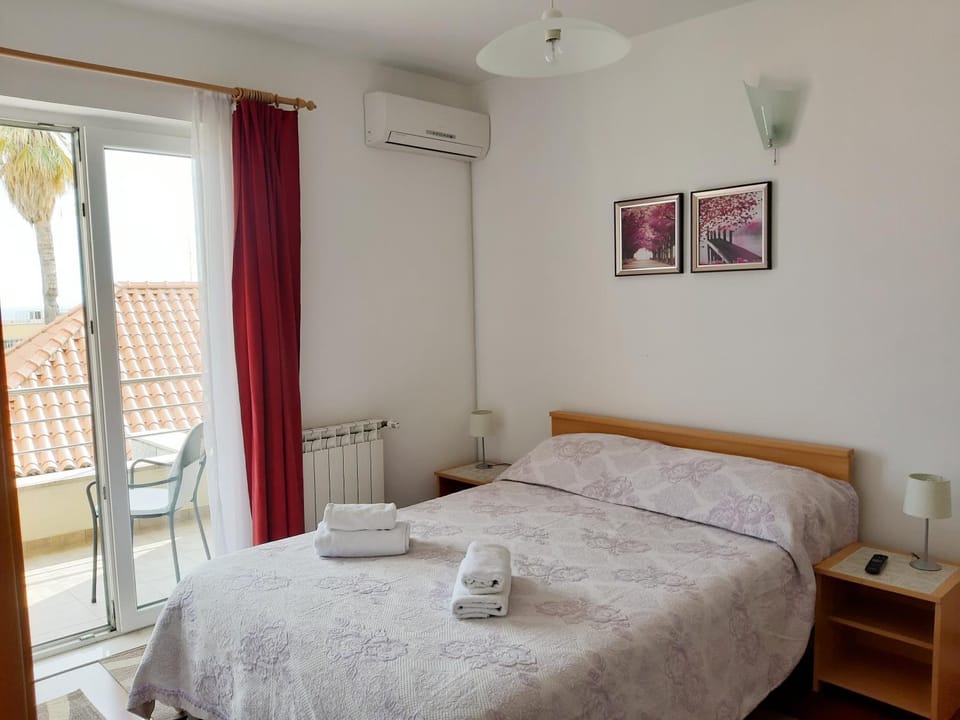 Bed, Photo of the whole room, Bedroom, towels, air conditioner