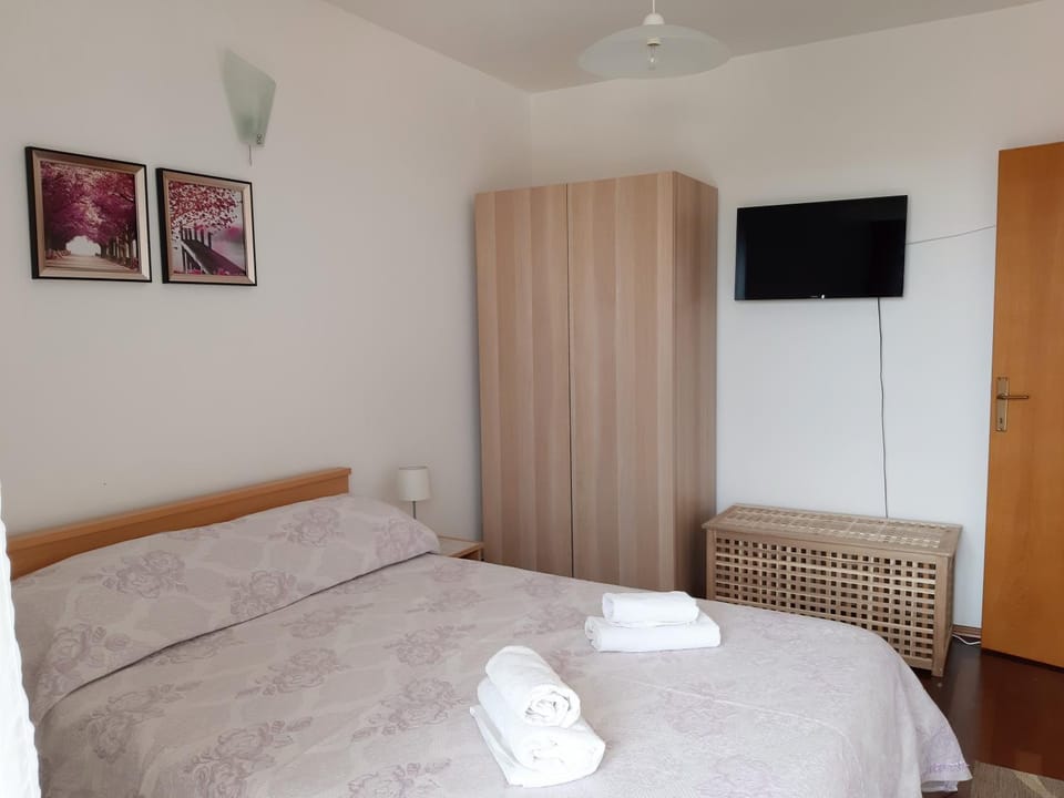 Bed, TV and multimedia, Bedroom, wardrobe