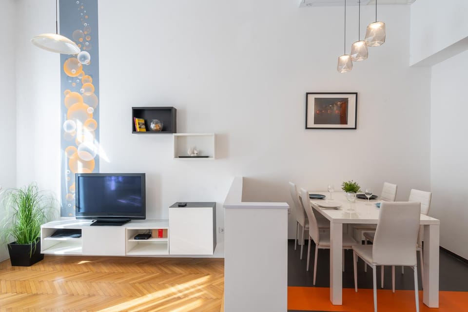 TV and multimedia, Kitchen or kitchenette, Living room, Seating area, Dining area