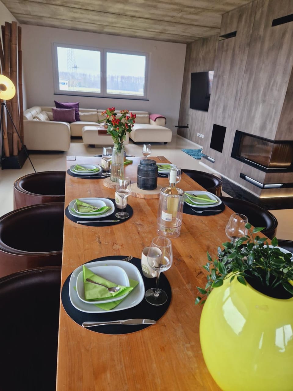 Living room, Food and drinks, Seating area, Dining area