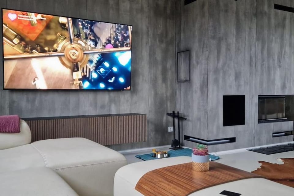 Communal lounge/ TV room, TV and multimedia, Living room, Seating area, Evening entertainment