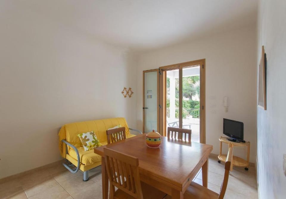 TV and multimedia, Living room, Seating area, Garden view, Inner courtyard view