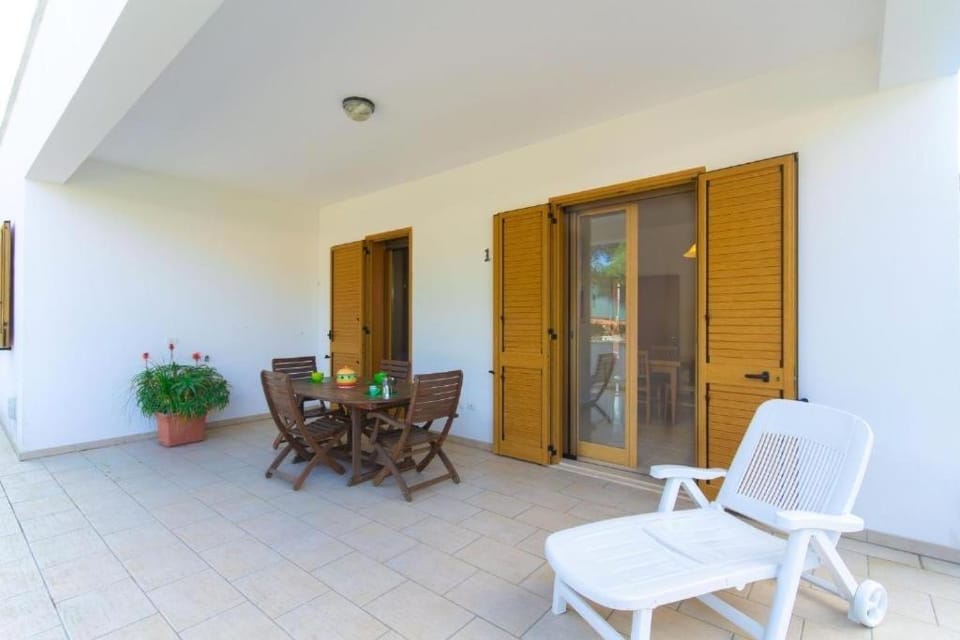 Patio, Day, View (from property/room), Balcony/Terrace, Living room, Seating area, Dining area, sunbed