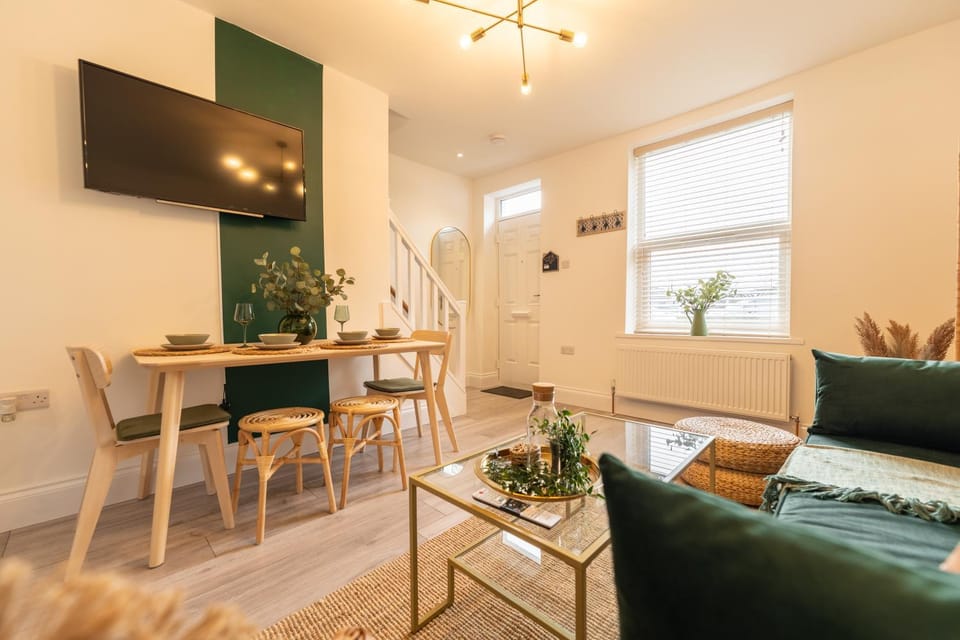 Peaceful Returns - 2 Bed House Near Roundhay Park Apartment in Leeds