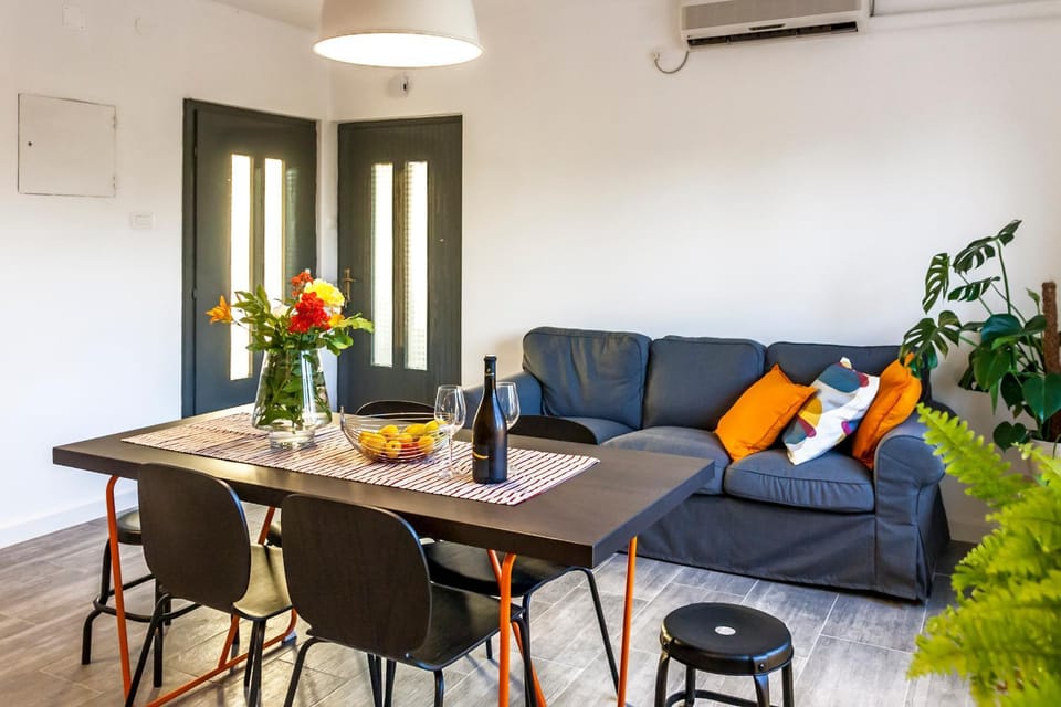 Living room, Seating area, Dining area, air conditioner