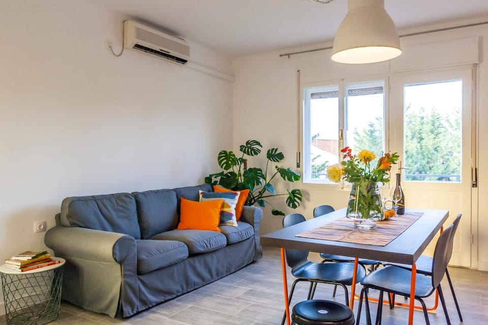 Living room, Seating area, Dining area, air conditioner