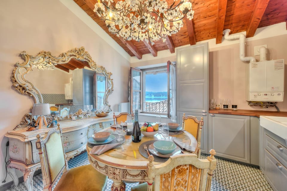Kitchen or kitchenette, Dining area