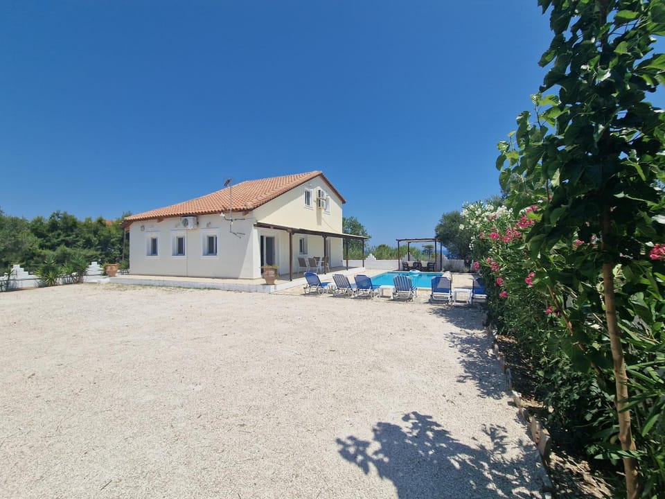 Property building, Day, Natural landscape, Garden, Sea view, Parking