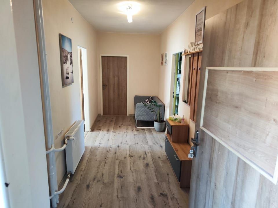 Photo of the whole room, Seating area
