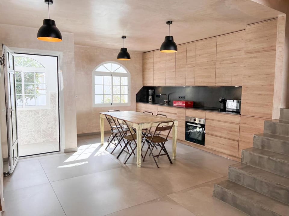 Kitchen or kitchenette, Dining area, minibar, pet friendly, stove, toaster