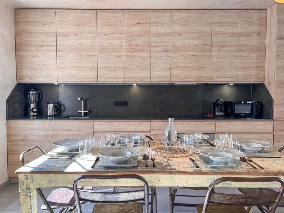 Kitchen or kitchenette, Dining area, minibar, pet friendly, stove, toaster