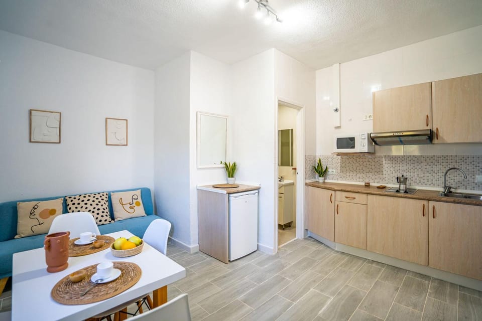 Kitchen or kitchenette, Living room, Seating area, Dining area, minibar, stove