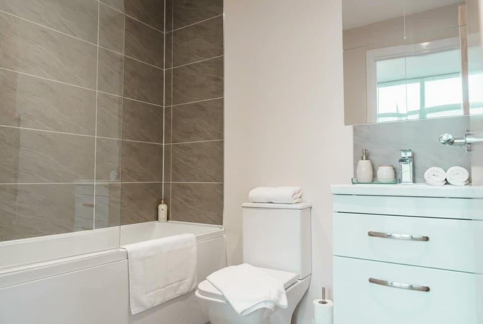 Bright 1 Bed Apartment Manchester - Sleeps 2 Apartment in Salford