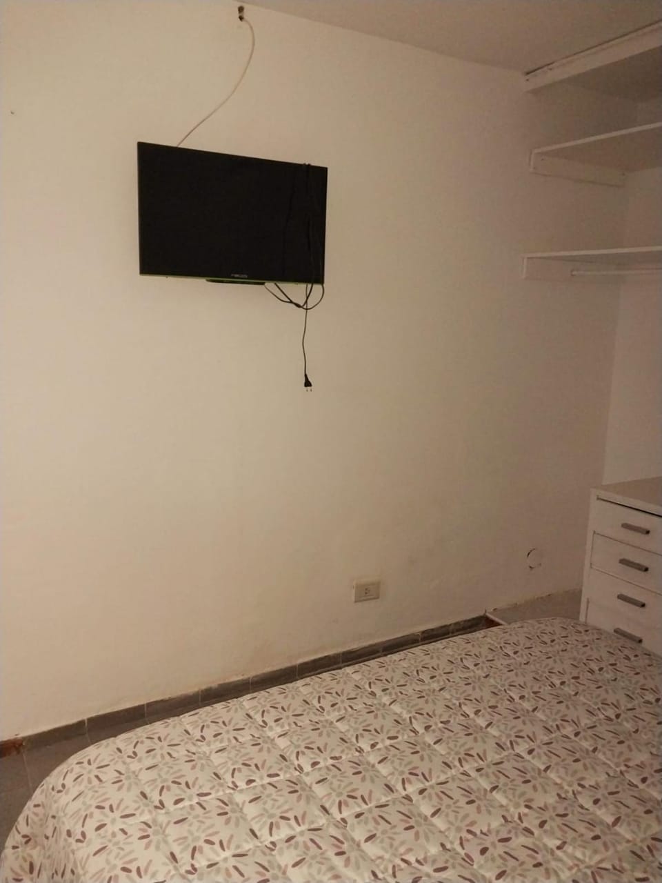 TV and multimedia, Photo of the whole room, Bedroom
