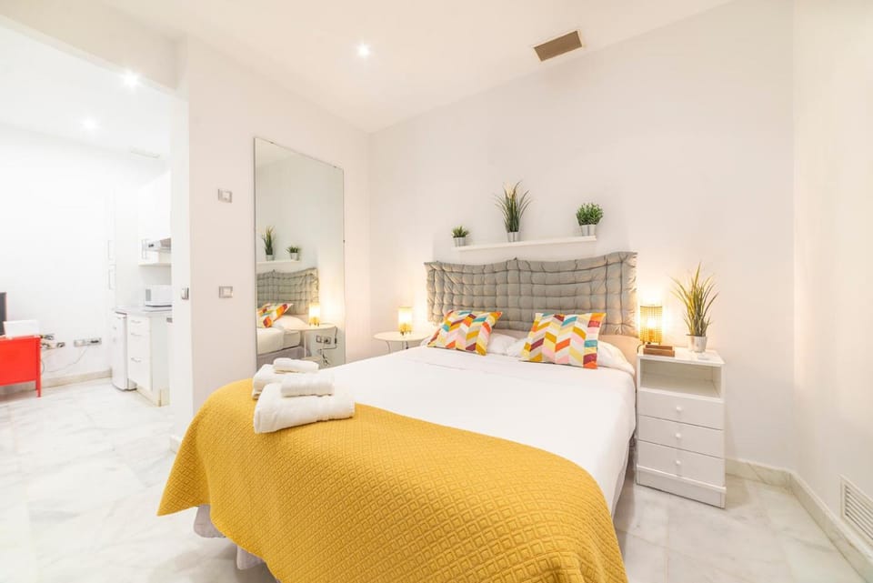 Photo of the whole room, Bedroom