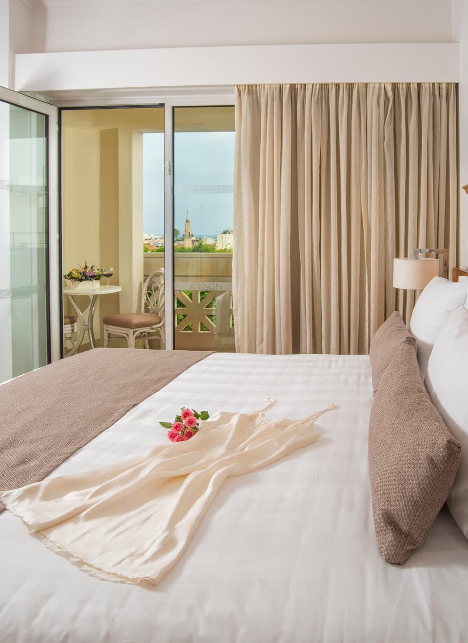 Bed, Balcony/Terrace, Bedroom, City view