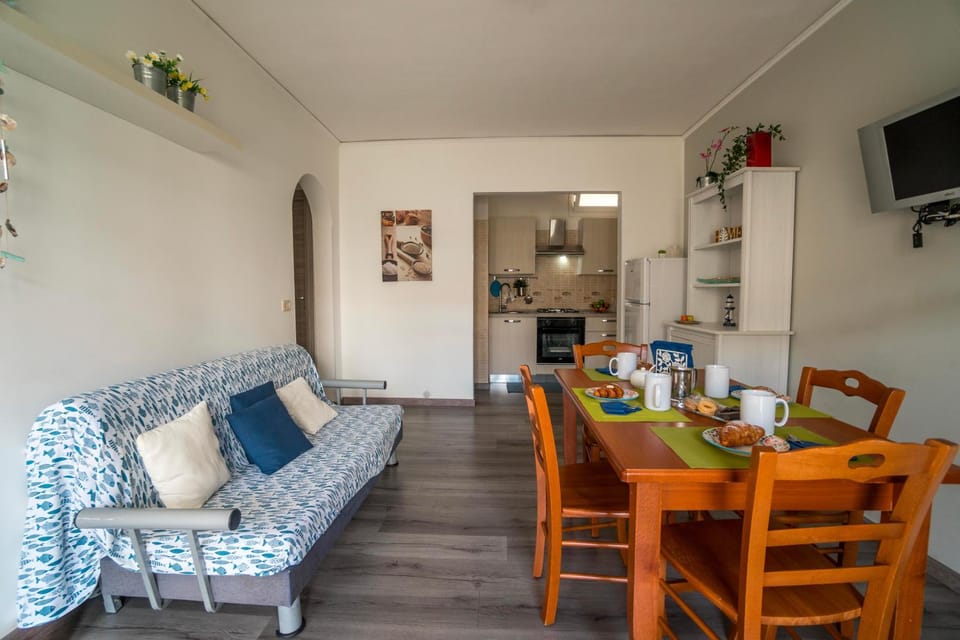 TV and multimedia, Kitchen or kitchenette, Living room, Seating area, Dining area, kitchen