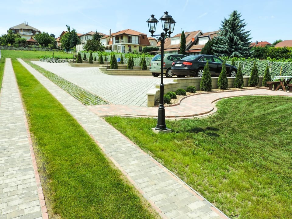 Garden, Parking