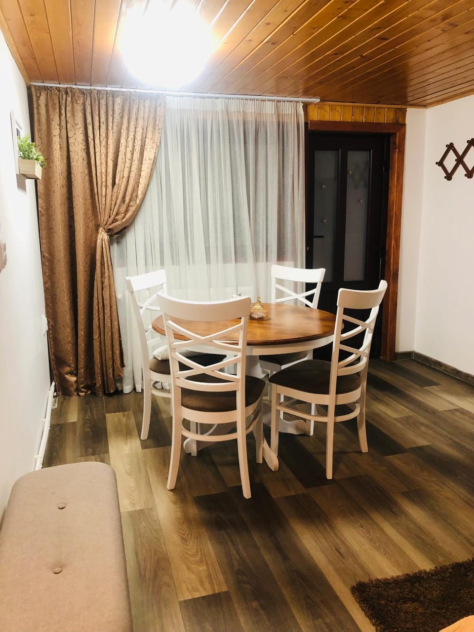 Seating area, Dining area