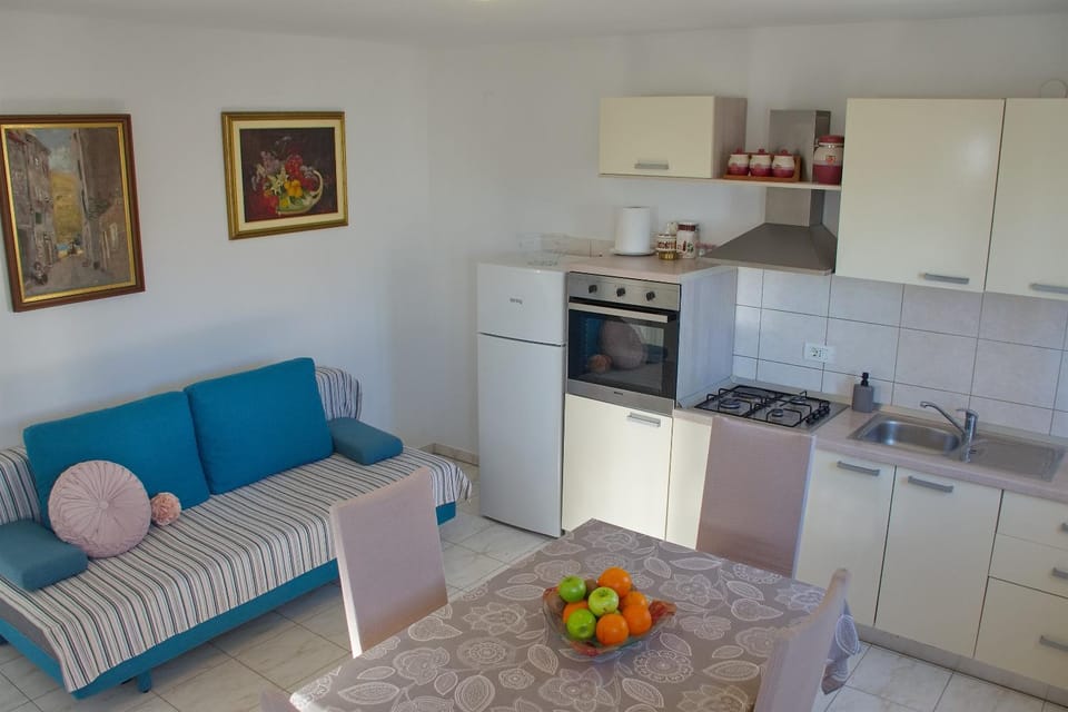 Kitchen or kitchenette, Living room, Seating area, Dining area, pet friendly, stove