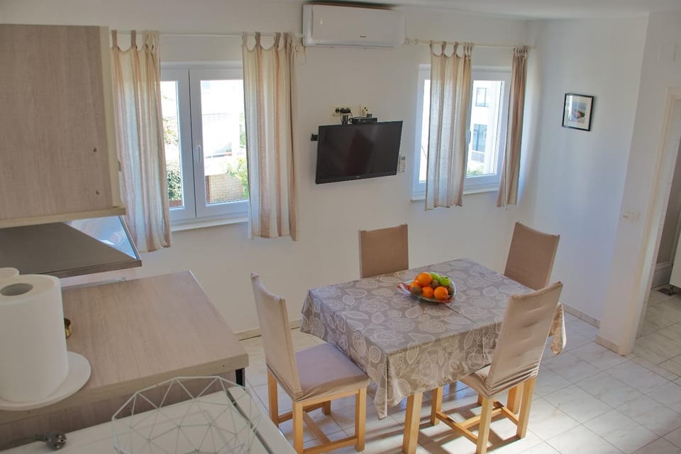 Communal lounge/ TV room, TV and multimedia, Dining area