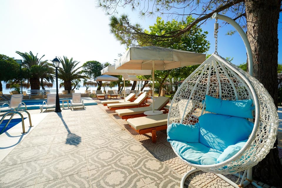 Patio, Lounge or bar, sunbed
