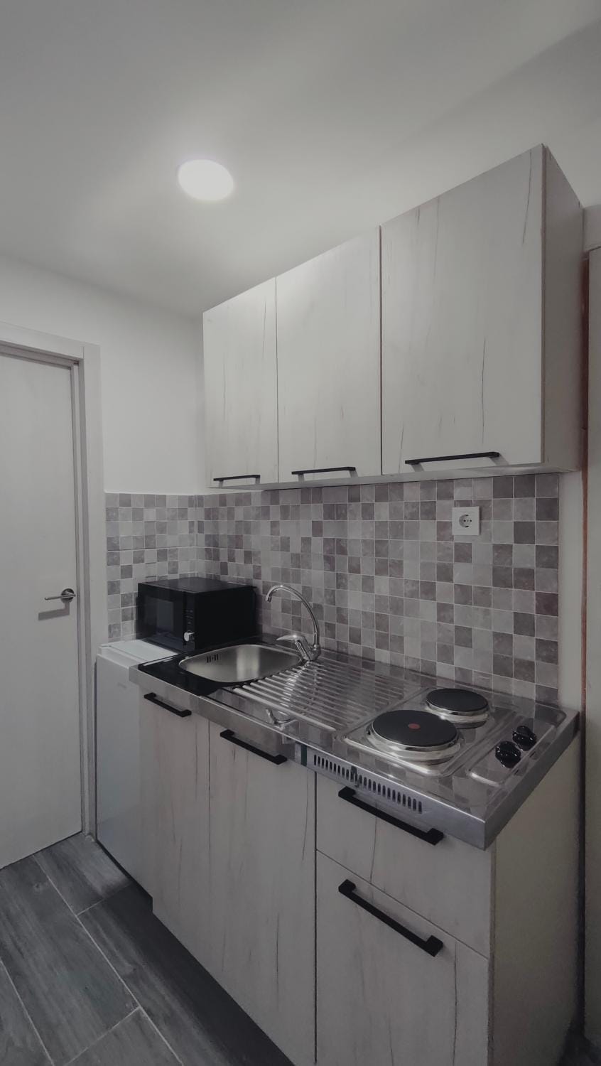 Kitchen or kitchenette, minibar, stove