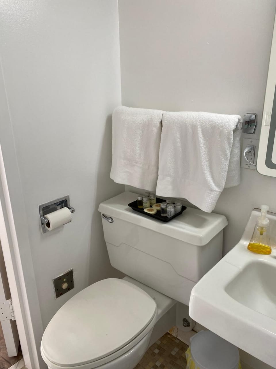 Toilet, Bathroom, towels