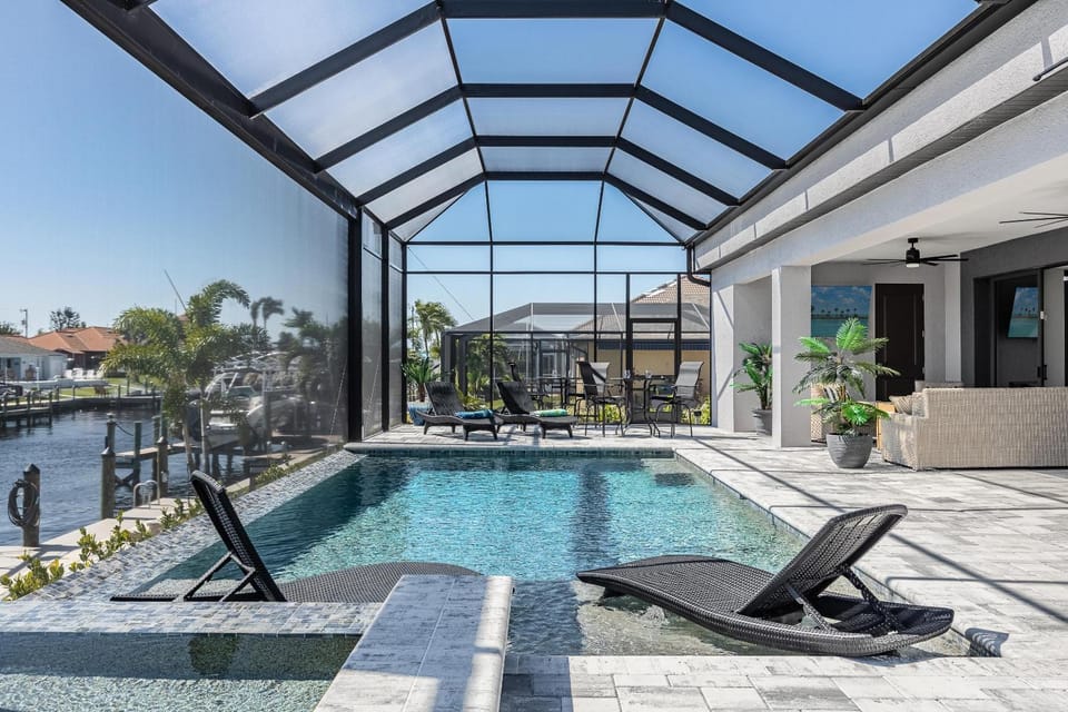 Gulf Access, Heated Pool and Spa, Sleeps 10 - Villa All Decked Out - Roelens Vacations House in Cape Coral