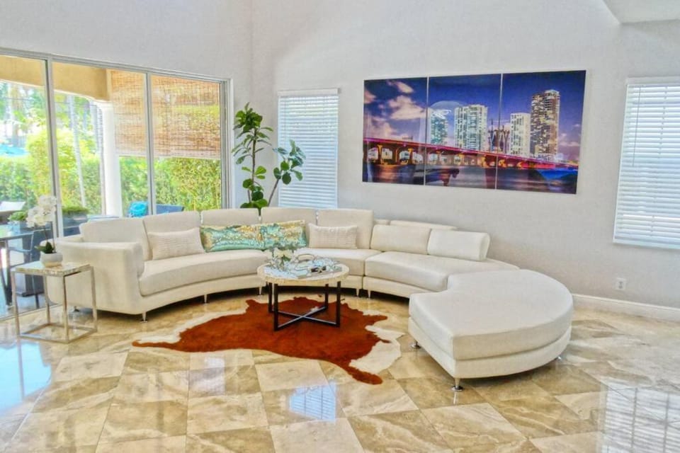 Beach House short walk to beach POOL Villa in Hollywood