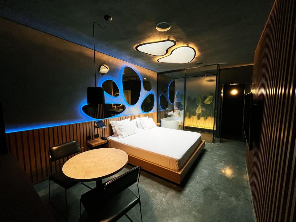 Bed, Photo of the whole room, Seating area, Bedroom