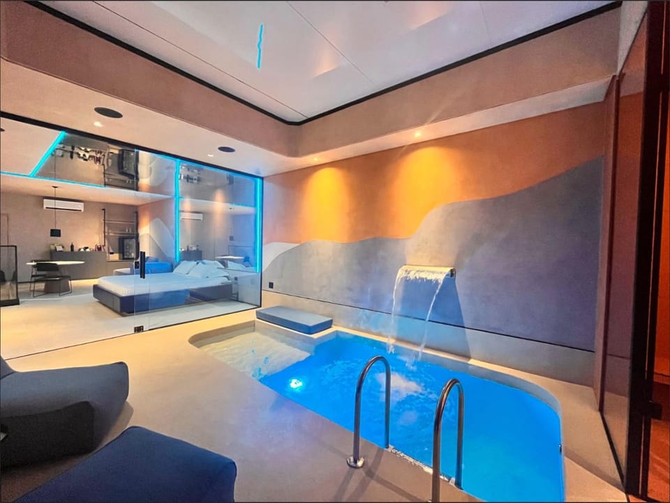 Bed, Seating area, Bedroom, Swimming pool