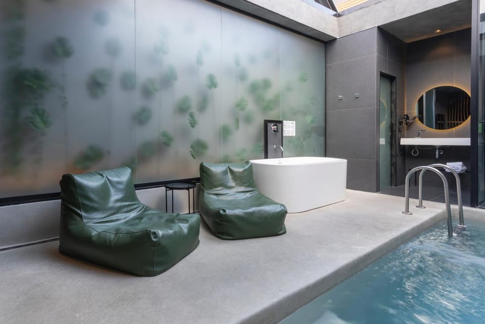 Hot Tub, Swimming pool