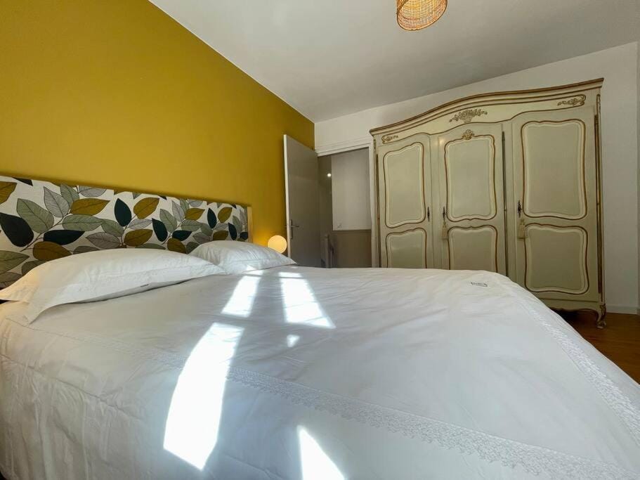 Bed, Photo of the whole room, Bedroom, wardrobe